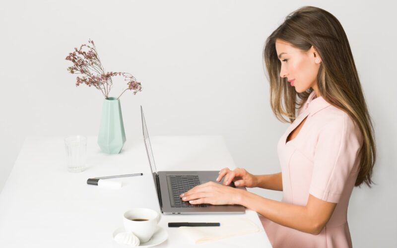 kobieta pracuje przy komputerze